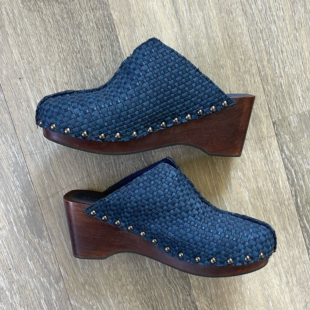 KELSI DAGGER BROOKLYN BLUE LEATHER CLOGS Wonderful condition
